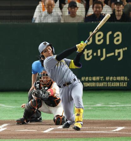 　１回、左越えに先制２ランを放つ森下（撮影・金田祐二）