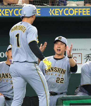 　１回、先制２ランを放った森下（左）を祝福する藤川監督（撮影・西岡正）