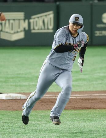 　３回、適時二塁打を放つ大山（撮影・金田祐二）