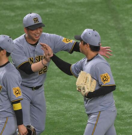　完封勝利を挙げた村上（右）を迎える藤川監督（撮影・伊藤笙子）
