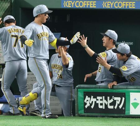 　１回、先制２ランを放った森下を迎える藤川監督（撮影・金田祐二）