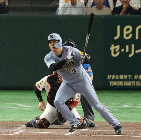 　３回、適時二塁打を放つ大山（撮影・金田祐二）