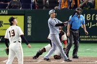 　４回、先制２ランを放つ大山。投手山崎（撮影・金田祐二）