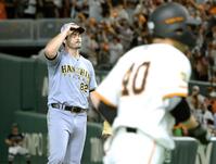 　７回、代打中山（手前）に同点２ランを許したハートウィグ（撮影・田中太一）