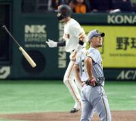 　６回、代打坂本に３ランを浴びる伊藤将（撮影・金田祐二）