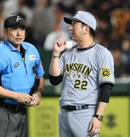 　８回、投手交代を告げる藤川監督（撮影・田中太一）