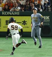 　８回、キャベッジに勝ち越し中犠飛を浴びる湯浅（撮影・金田祐二）