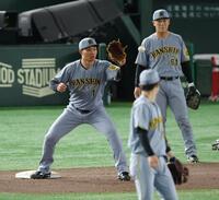 　シートノックで一塁でボールを受ける森下（撮影・金田祐二）