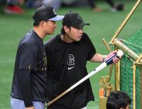　試合前、打撃ケージの奥をのぞく森下（左）と亀井コーチ（撮影・伊藤笙子）