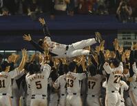 　優勝を決めナインに胴上げされる原監督＝２００８年１０月