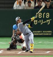 　１回、左越えに先制２ランを放つ森下（撮影・金田祐二）