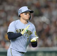 　１回、先制２ランを放ち、拍手しながら、一塁へ向かう森下（撮影・西岡正）