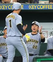 　１回、先制２ランを放った森下（左）を祝福する藤川監督（撮影・西岡正）