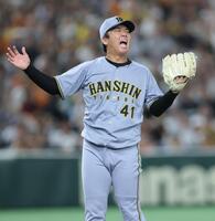 　４回、岡本に四球を与え、悔しそうに声を上げる村上（撮影・西岡正）