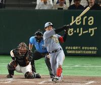 　４回、二塁打を放つ中川（撮影・金田祐二）