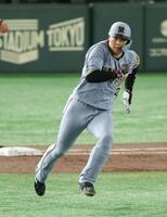 　３回、適時二塁打を放つ大山（撮影・金田祐二）