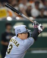 　３回、右越えに適時二塁打を放つ大山（撮影・西岡正）