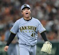 　７回、キャベッジから三振を奪い、声を張り上げる村上（撮影・田中太一）