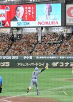 　１回、先制左越え２ランを放ち、拳を突き上げる森下（撮影・伊藤笙子）