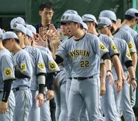 　ナインを迎える藤川監督（撮影・金田祐二）
