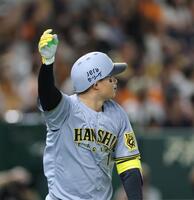 　１回、先制２ランを放ち、右手を上げる森下（撮影・西岡正）