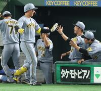 　１回、先制２ランを放った森下を迎える藤川監督（撮影・金田祐二）