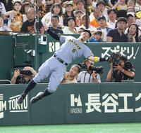 　５回、リチャードの三邪飛を好捕する佐藤輝（撮影・西岡正）