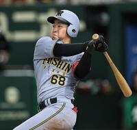 　４回、二塁打を放つ中川（撮影・田中太一）