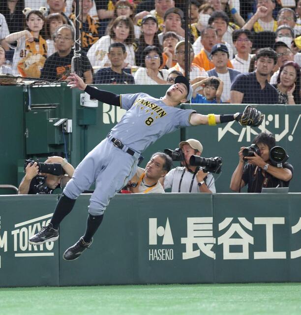 阪神・佐藤輝明が好守連発 マウンドの村上も感謝 三邪飛を続けて