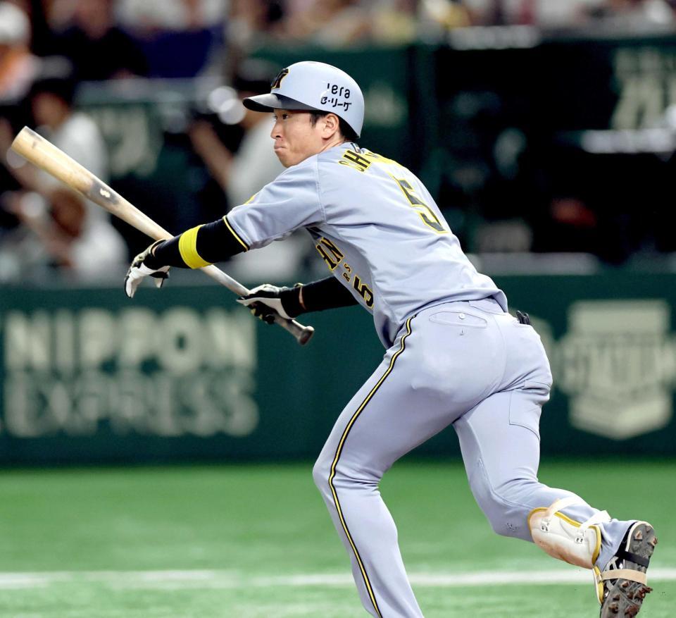 　１回、左前打を放つ近本（撮影・田中太一）