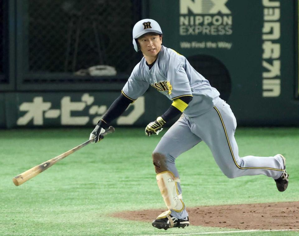 　４回、左前に２点適時打を放つ近本（撮影・金田祐二）