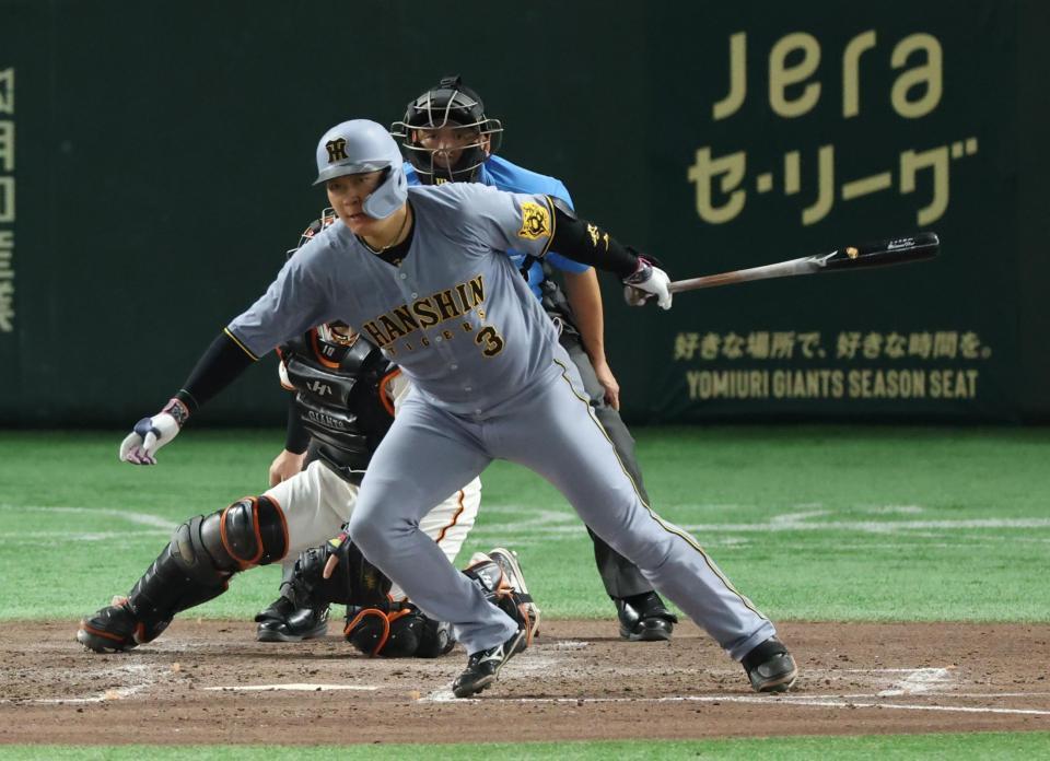 　５回、中前打を放つ大山（撮影・金田祐二）