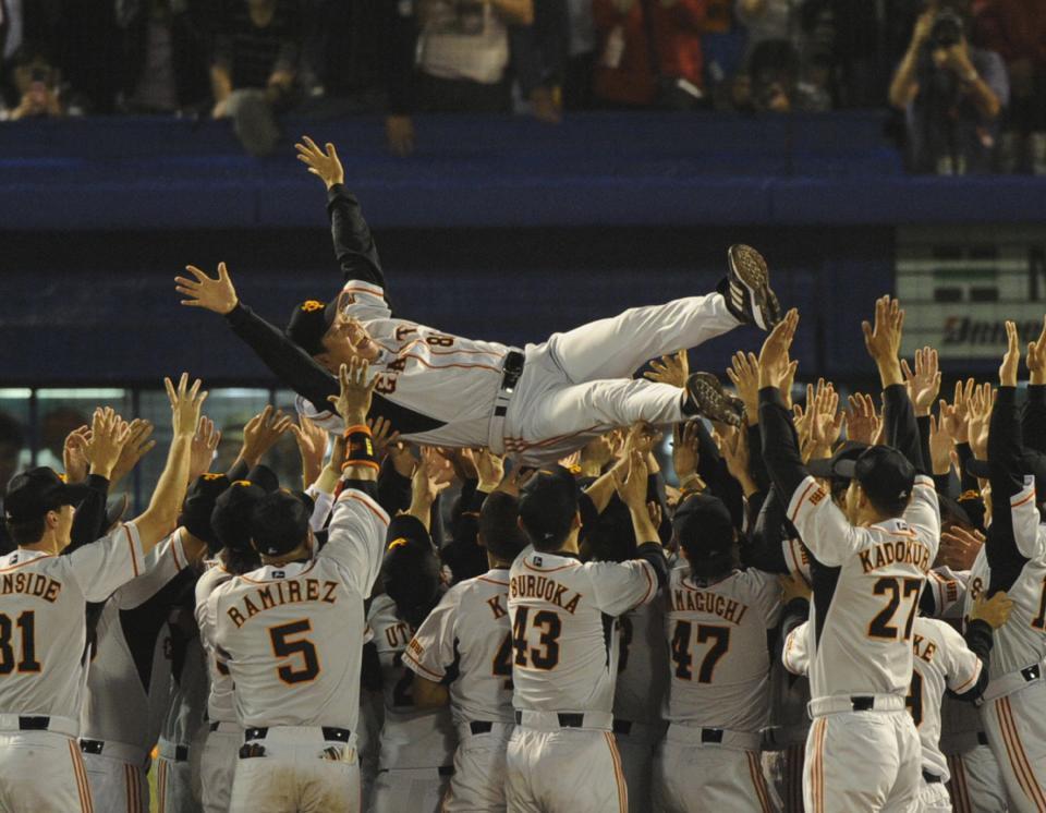 　優勝を決めナインに胴上げされる原監督＝２００８年１０月