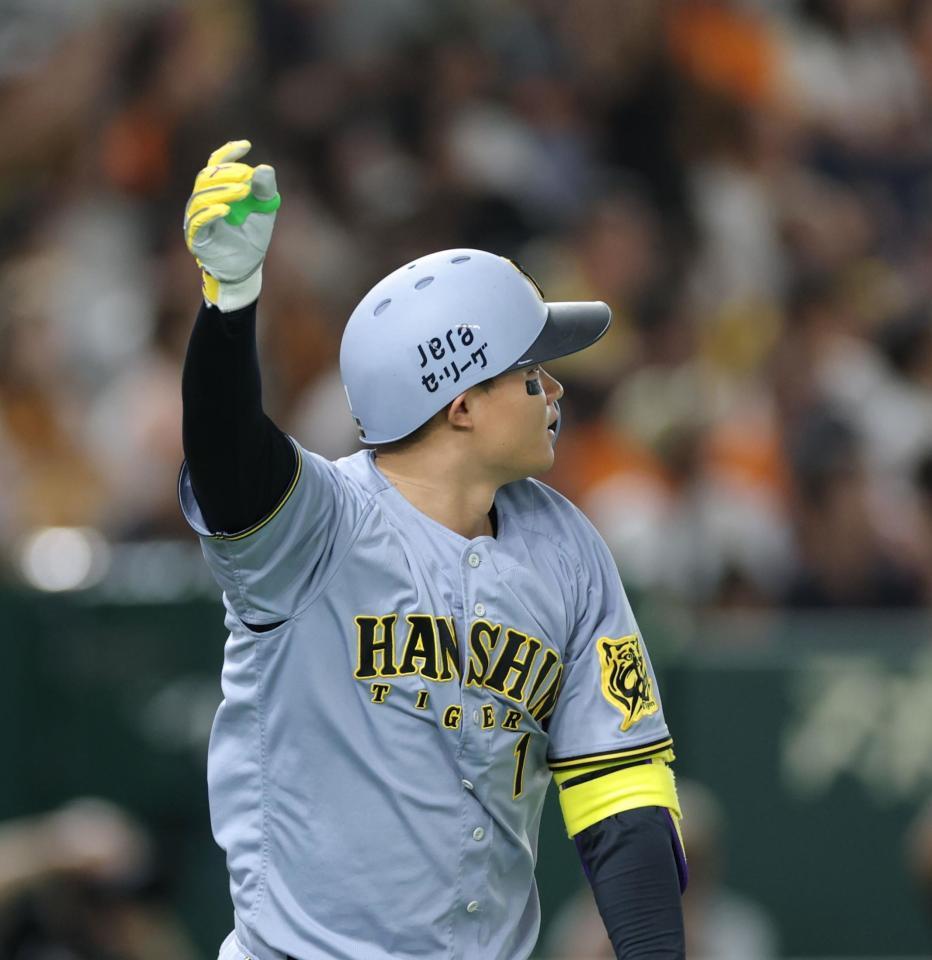 　１回、先制２ランを放ち、右手を上げる森下（撮影・西岡正）