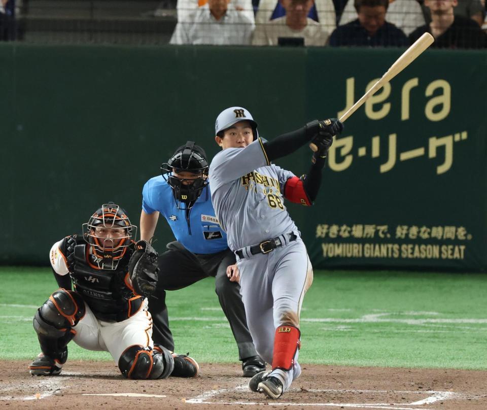 　４回、二塁打を放つ中川（撮影・金田祐二）