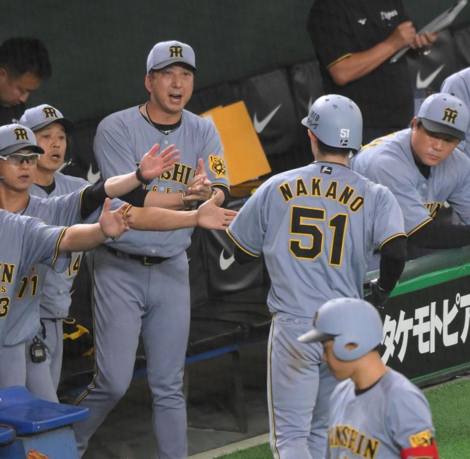 　３回、大山の適時打で生還した中野（右）を迎える藤川監督（撮影・伊藤笙子）