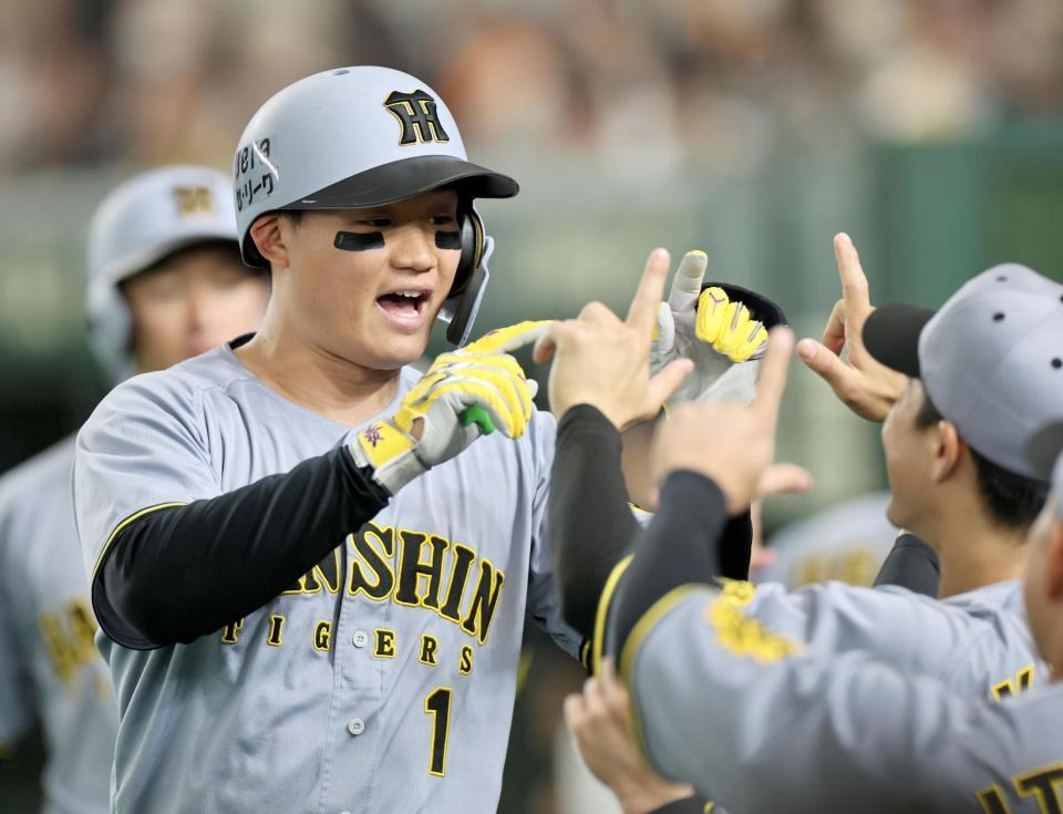 　１回、２ランを放った森下はナインとタッチを交わす（撮影・田中太一）