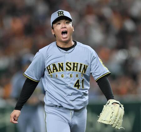 　７回、キャベッジから三振を奪い、声を張り上げる村上（撮影・田中太一）