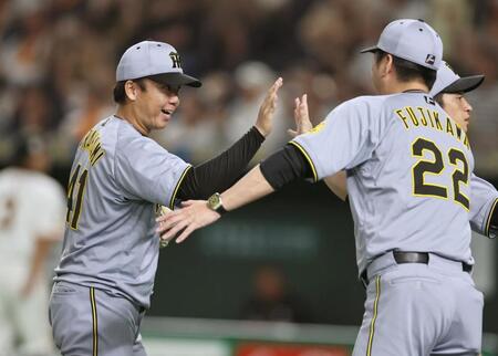 　完封勝利を飾った村上は藤川監督とタッチを交わす（撮影・田中太一）
