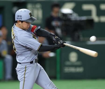 　２回、左前打を放つ中川（撮影・西岡正）