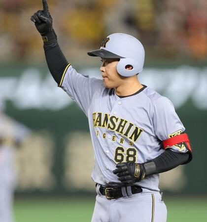 　２回、左前打を放ち、ベンチへ向かって指を上げる中川（撮影・西岡正）