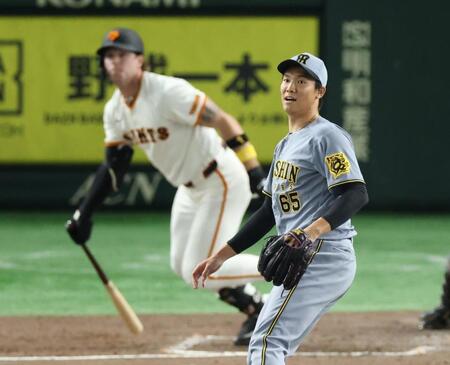 　巨人戦の８回、キャベッジに勝ち越し中犠飛を浴びる湯浅＝１５日