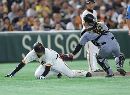 　２回、中山の二塁ゴロで三走・岸田（左）をアウトにする坂本（撮影・西岡正）