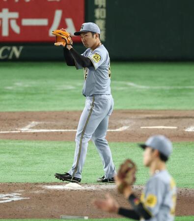 　８回、無失点に抑え手をたたく石井（撮影・金田祐二）