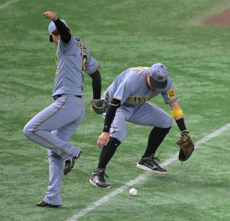 　９回、増田大がバントした打球を見送る三塁手・佐藤輝（左は岩崎）＝撮影・伊藤笙子