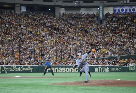 　８回、ファンが注目する中、力投する石井（撮影・西岡正）