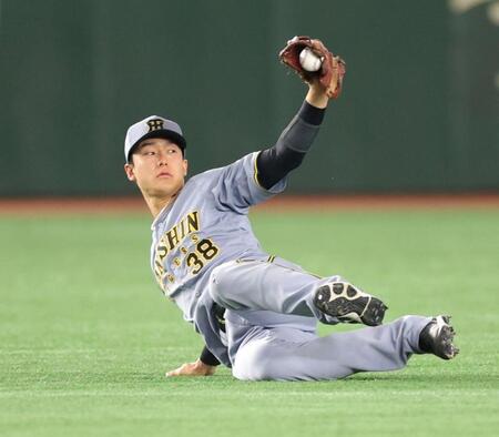 　５回、岡本のライナーを好捕した小幡（撮影・西岡正）