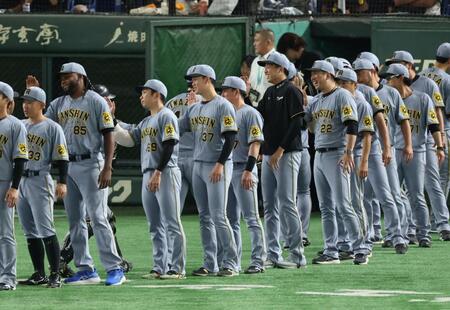 　ナインを迎える藤川監督ら（撮影・金田祐二）