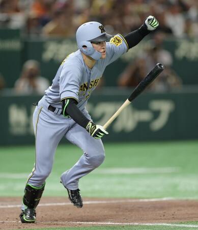 　４回、先制打を放ち、ガッツポーズの高寺（撮影・西岡正）