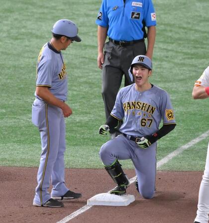 　４回、先制適時打を放ち、相手の失策間に三塁まで進みほえる高寺（右）＝撮影・伊藤笙子